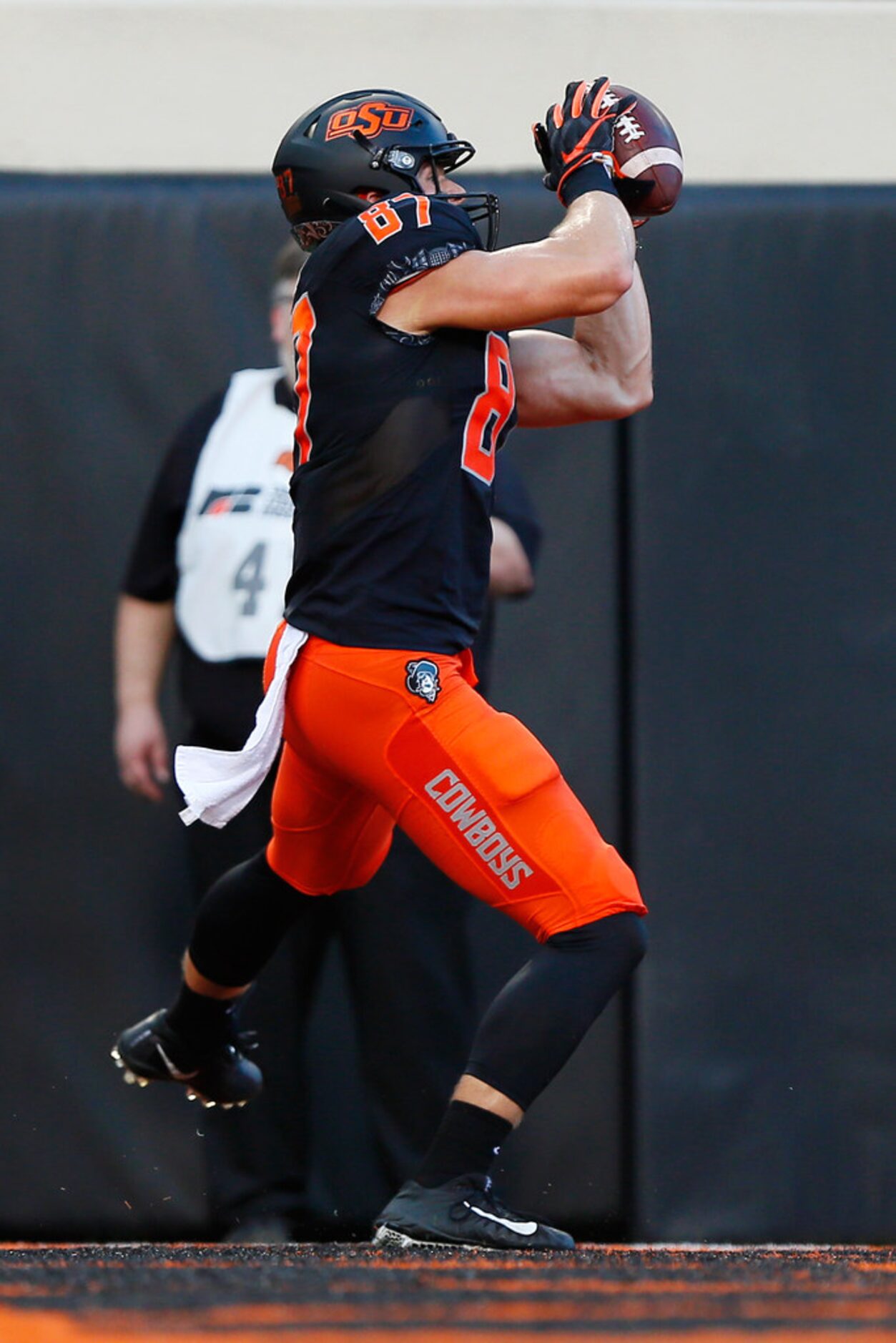 STILLWATER, OK - SEPTEMBER 28:  Tight end Logan Carter #87 of the Oklahoma State Cowboys...