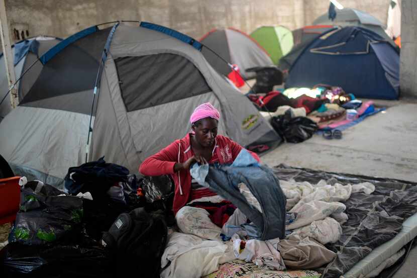 Una mujer de Haiti organiza su ropa en un centro de refugio en Ciudad Acuña el 25 de...