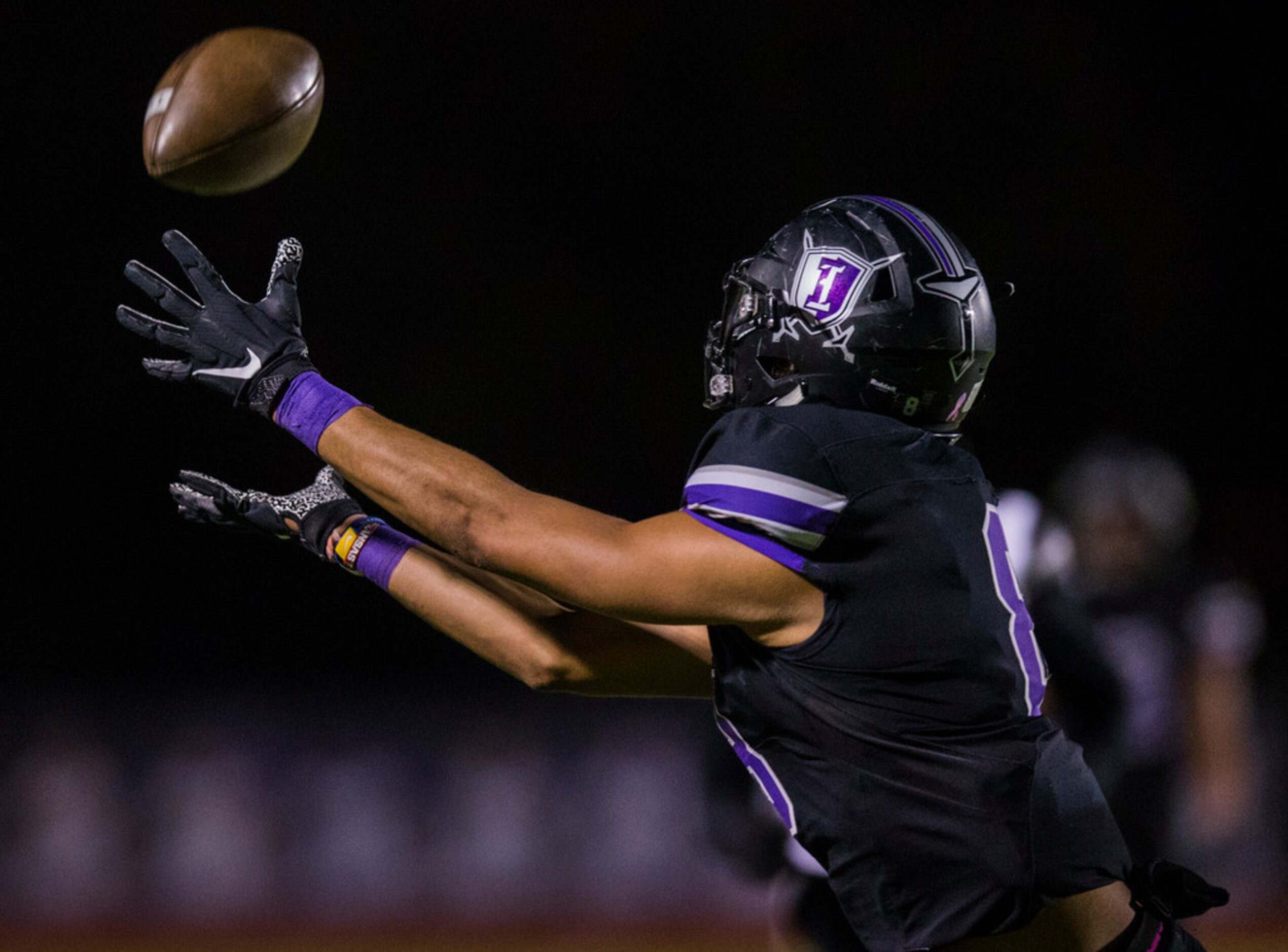 Frisco Independence receiver Elijah Arroyo (8) catches a pass during the first quarter of a...