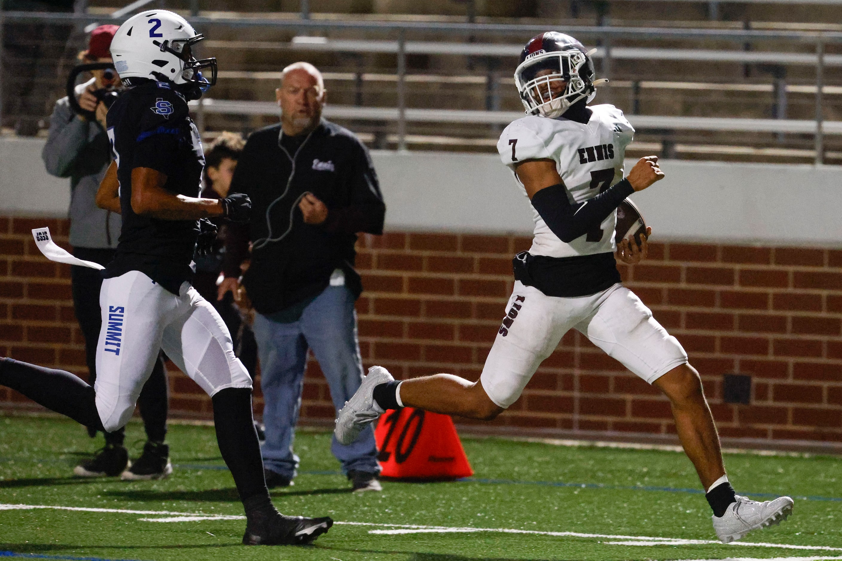 Ennis High’s Wondame Davis (7) looks back towards Mansfield Summit High’s Joseph Williams as...