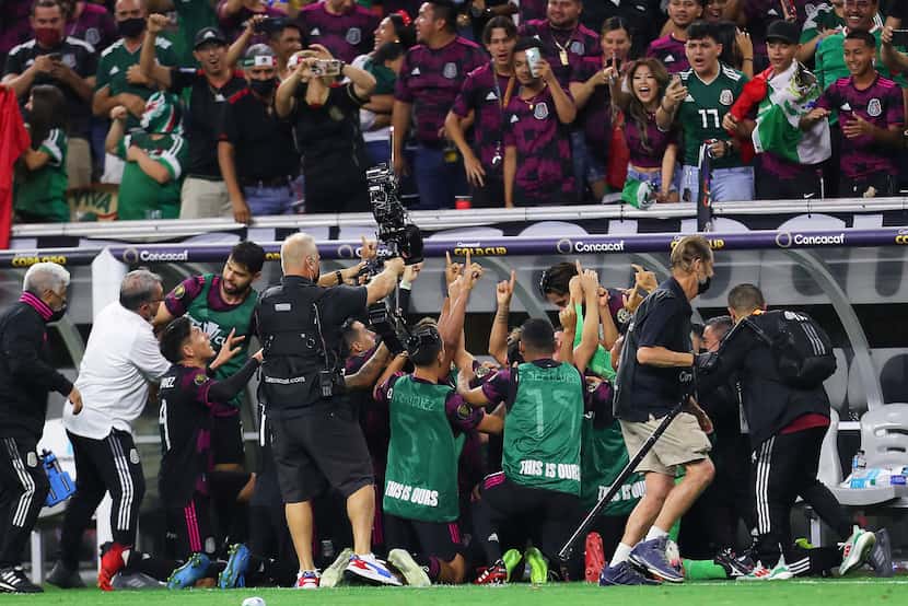 Los jugadores de selección mexicana rodearon a Jonathan dos Santos para celebrar el gol del...