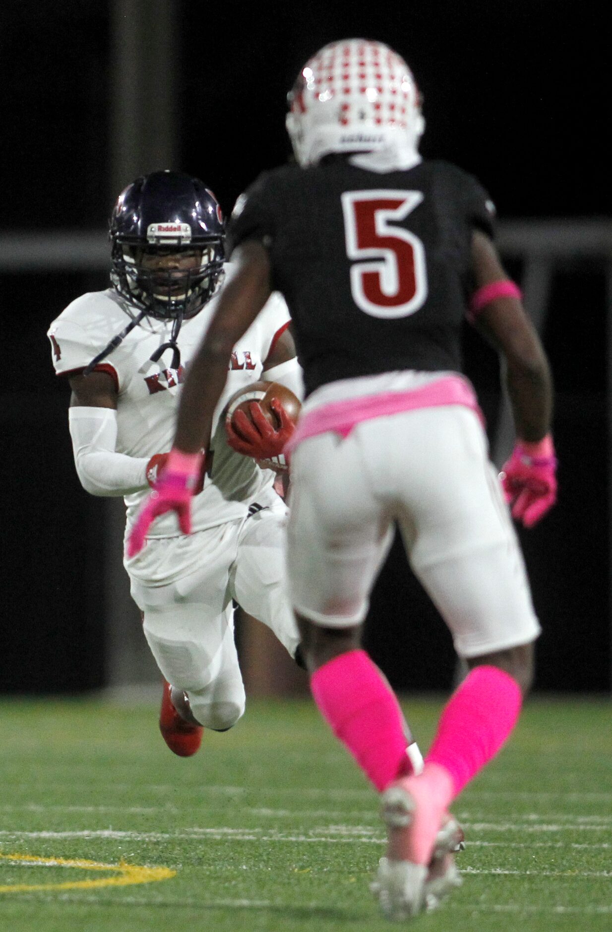 Dallas Kimball running back Niteroi Davis (4) eyes the defense of Dallas Hillcrest...