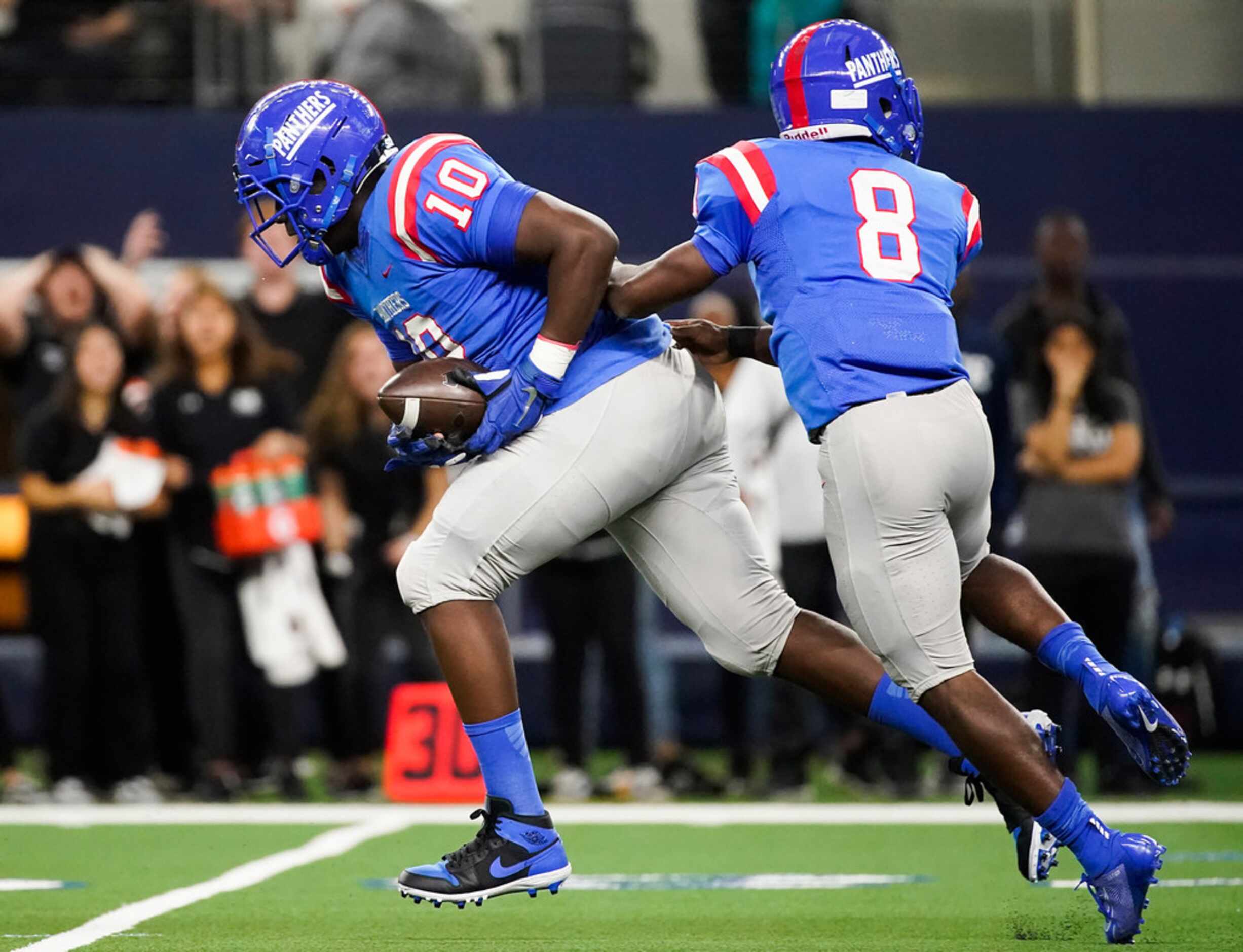 Duncanville defensive lineman Kevon Ivy (10) gets a push from linebacker Jadarius Thursby...