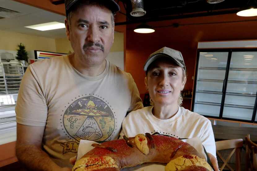 Aurelio y Lily Arias, de la panadería El Palote, con una de sus Roscas de Reyes que son...