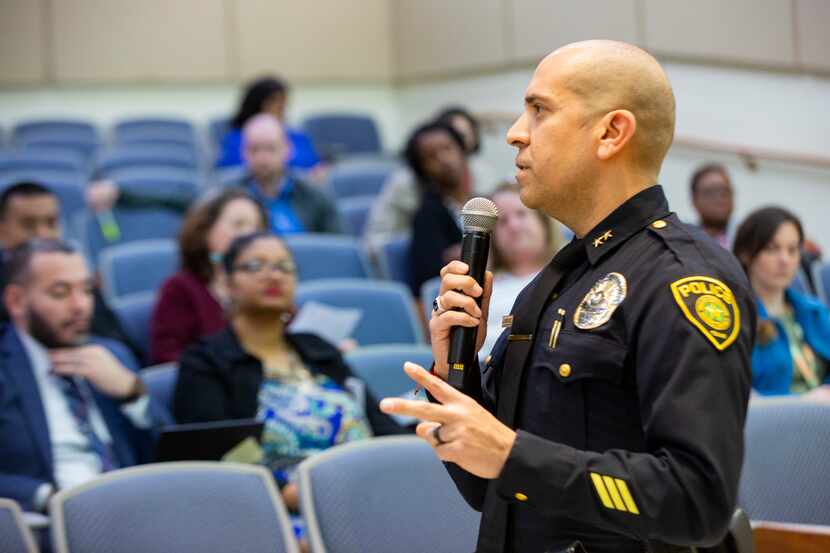 Jason Rodríguez, subjefe de policía del DISD, se dirige a personal del distrito que  recibió...