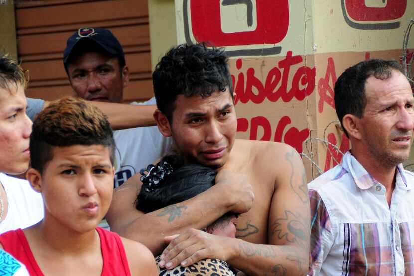 Sobrevivientes del sismo de 7.8 grados en Manta, en la costa ecuatoriana. Este puerto es una...