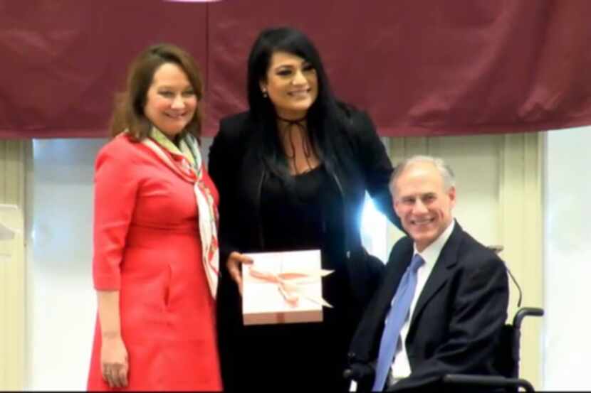 Suzette Quintanilla acepta el honor de su hermana en Denton, Texas el 21 de octubre 21. 
