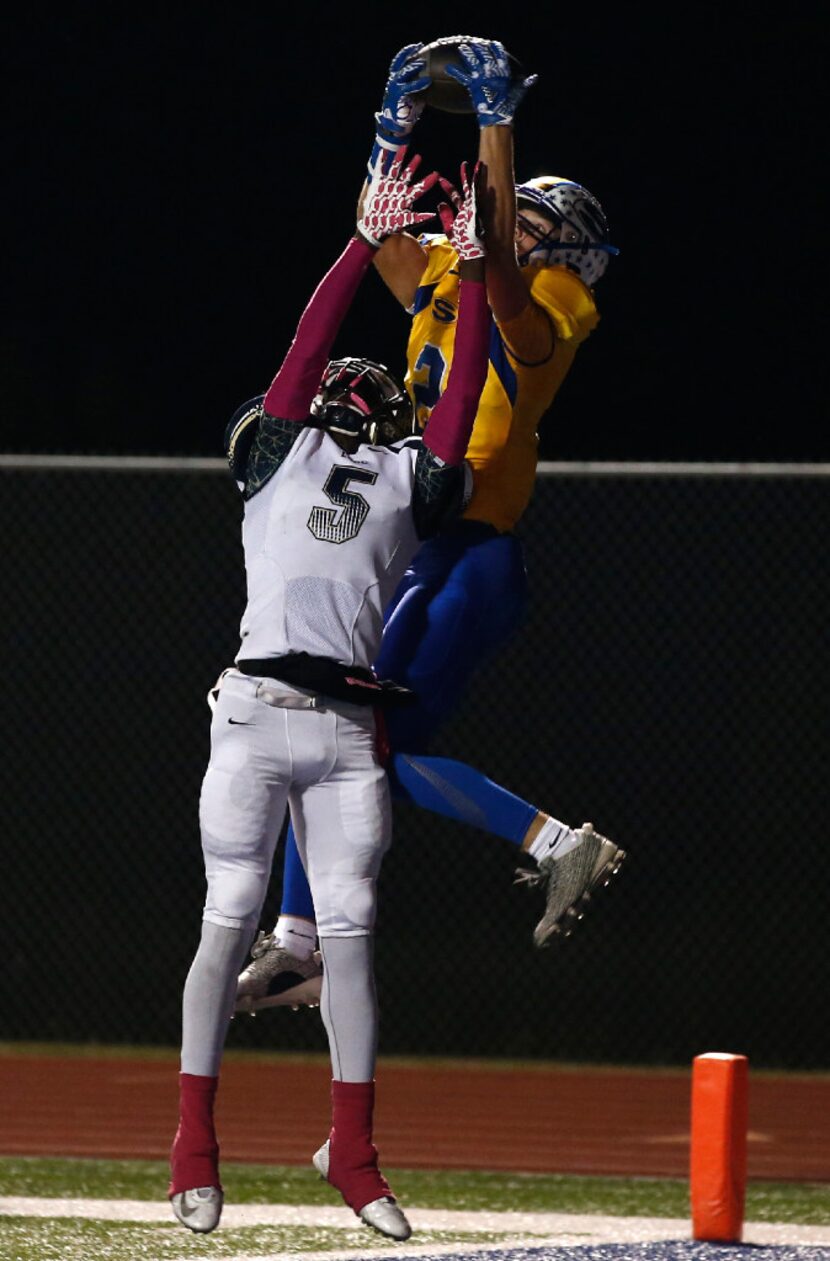 Sunnyvale wide receiver Cash Goodhart (2) makes the catch for a touchdown as Life Oak Cliff...