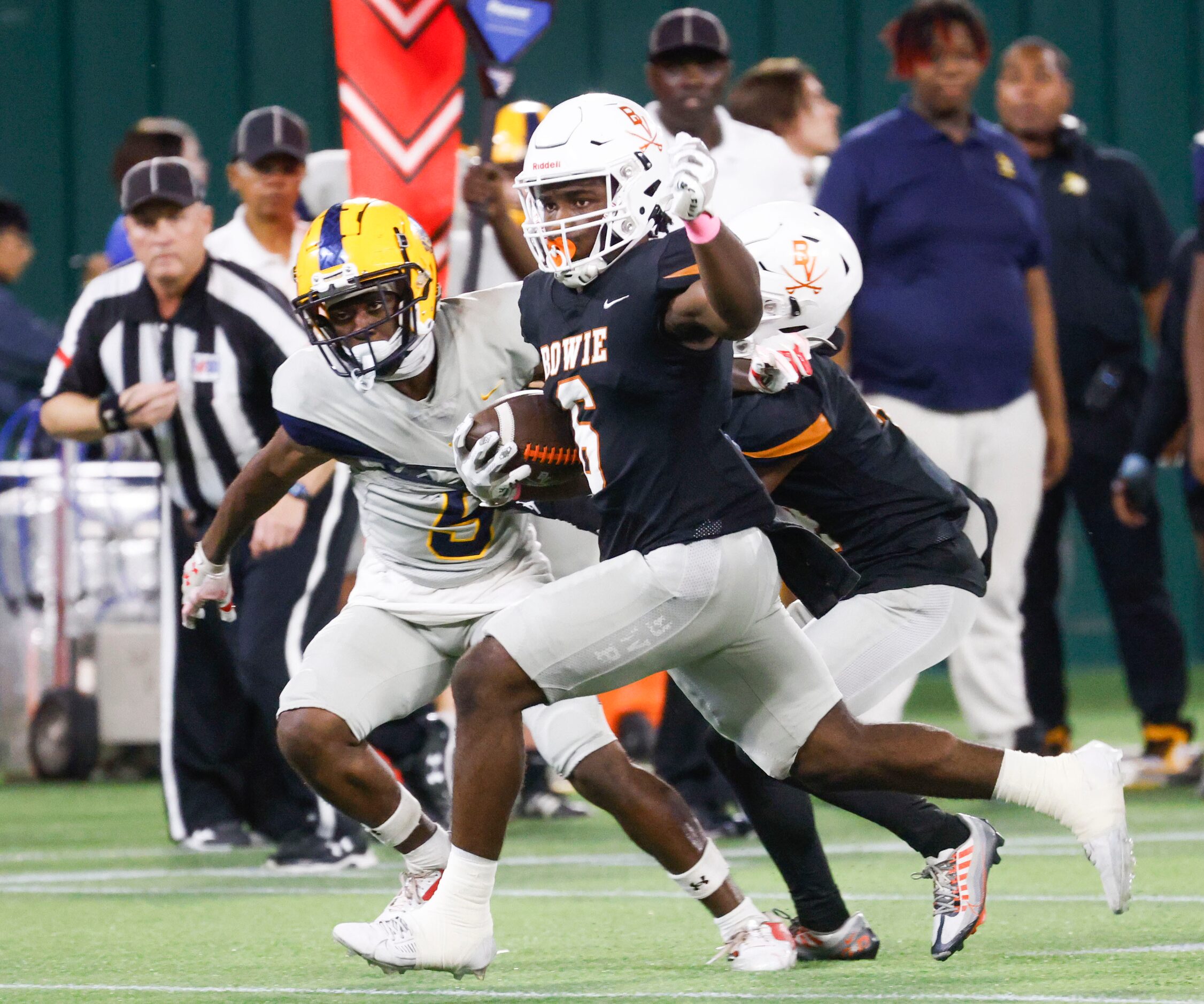 James Bowie High’s  Darrion Bowers(6) runs past Lamar High’s Von Smith (left) during the...