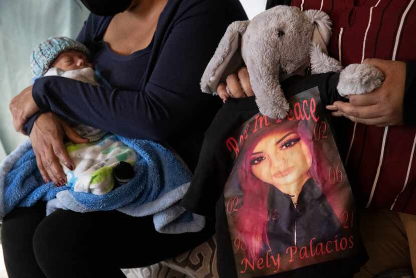 
Lucy Palacios, de 23 años, sujeta un elefante de peluche, junto a su madre Miriam y su...