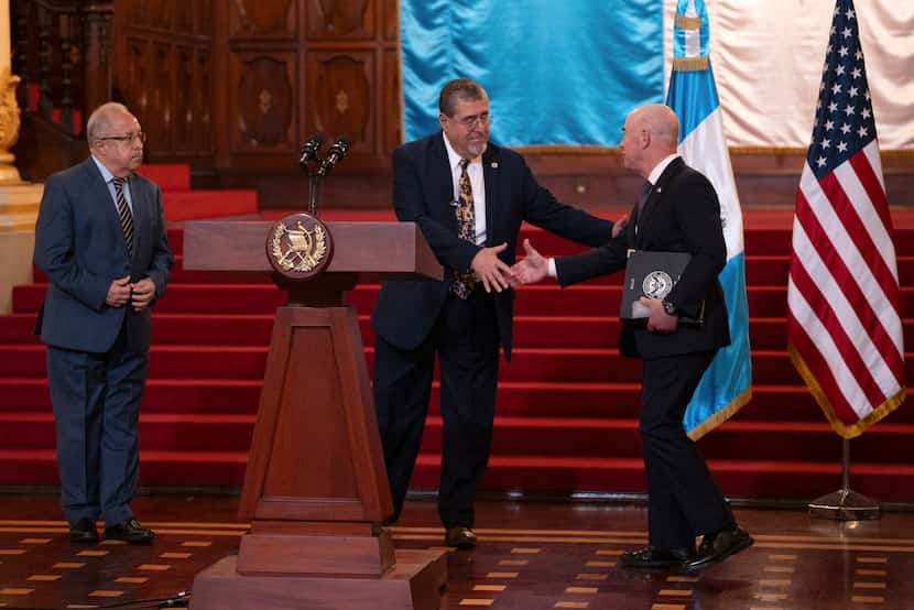 El presidente guatemalteco, Bernardo Arévalo, saluda al secretario de Seguridad Nacional de...