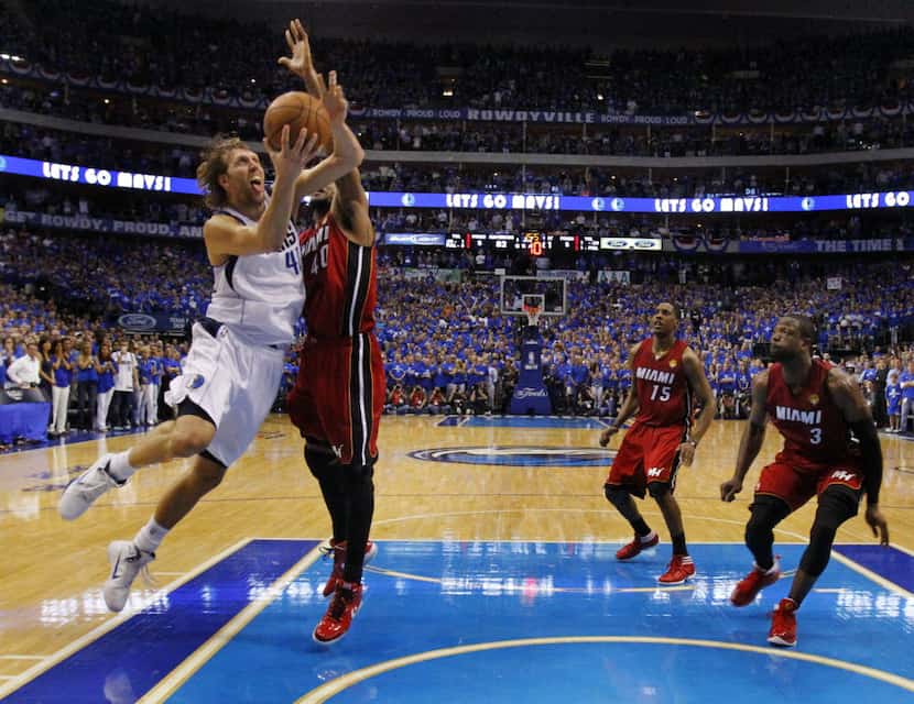 Dallas Mavericks Dirk Nowitzki (41) hits the big shot of the game to keep the Mavericks...