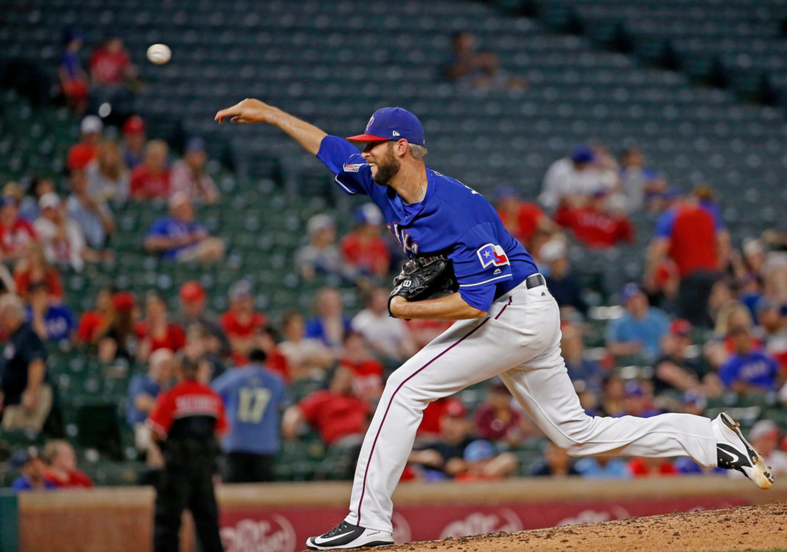 Rangers bring back reliever Ricardo Rodriguez