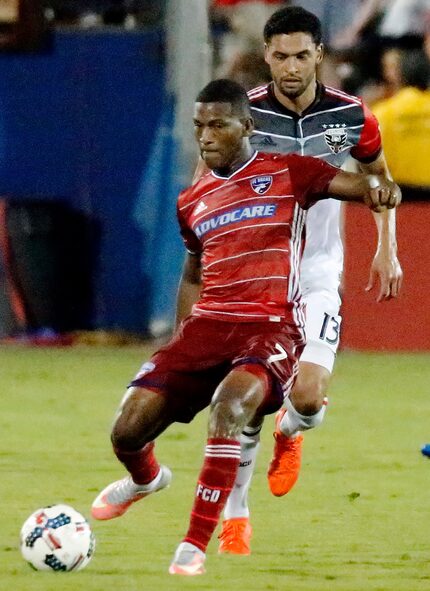 FC Dallas midfielder Carlos Gruezo (7) passes the soccer ball in front of D.C. United...