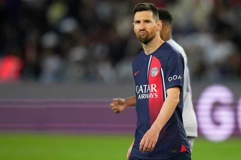 Lionel Messi del Paris Saint-Germain hace una mueca durante el partido contra Clermont en la...