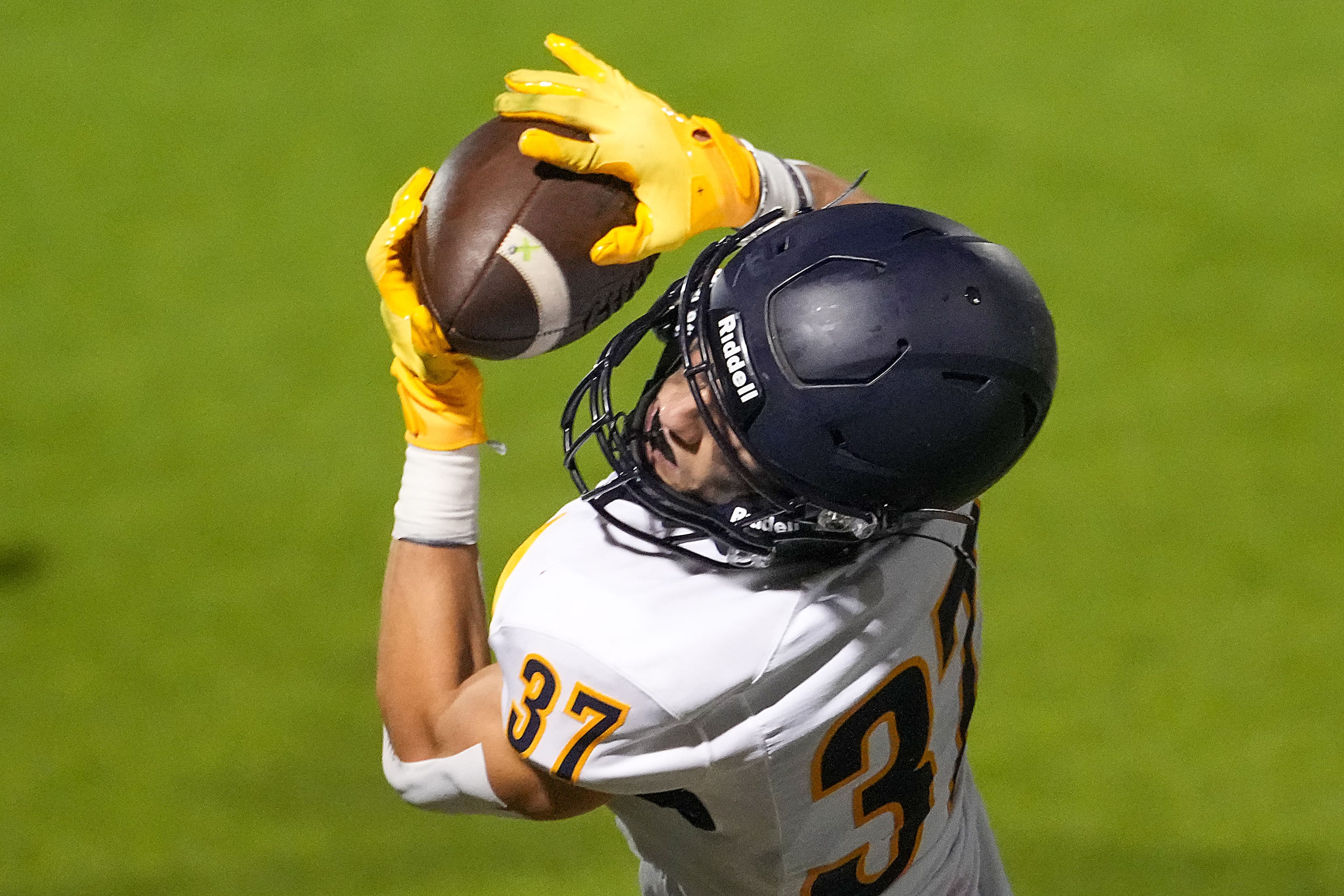 Highland Park wide receiver Cannon Bozman (37) hauls in a pass during the second half of a...