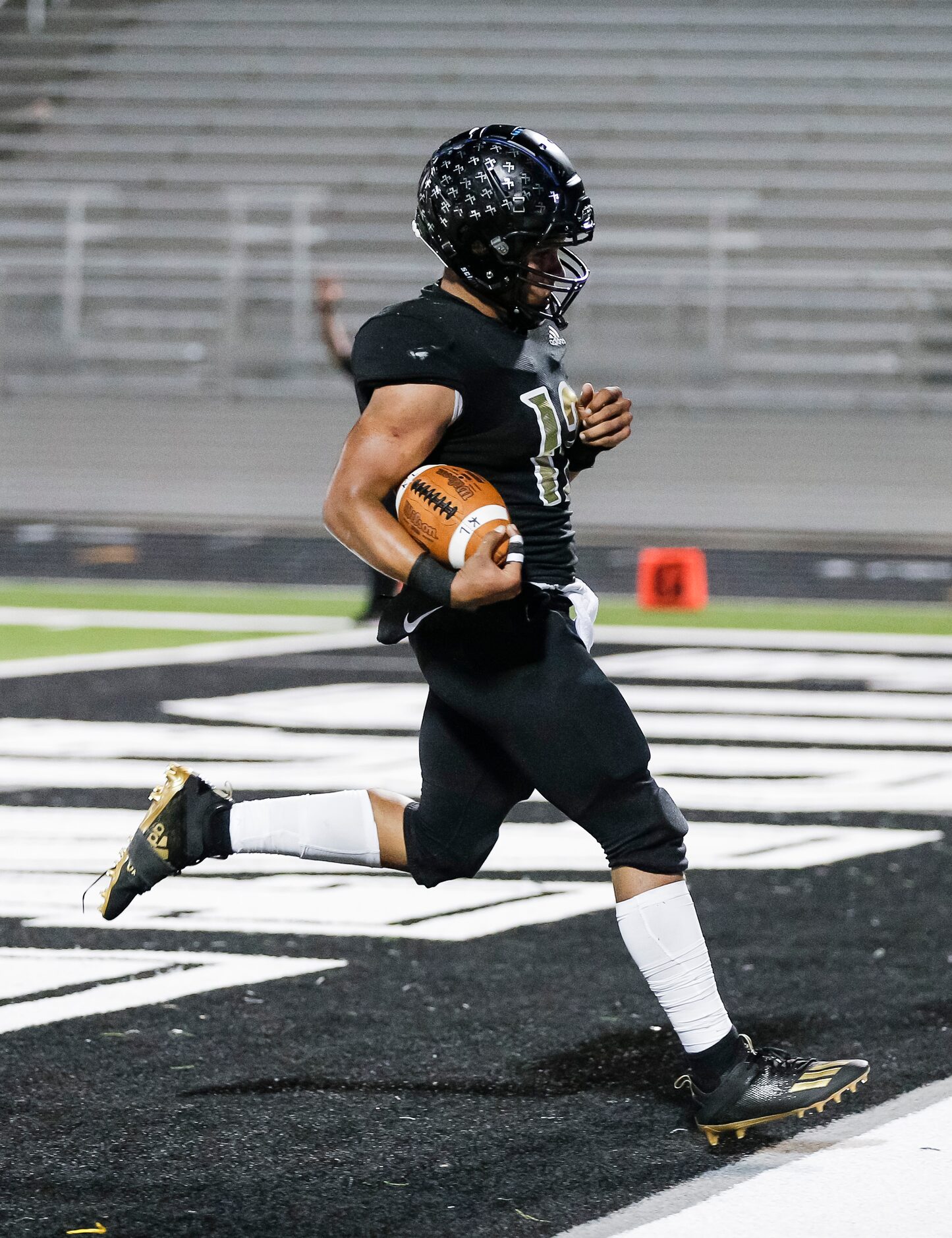 Kaufman senior varsity quarterback Ladamian Bailey (12) scores a touchdown during the first...