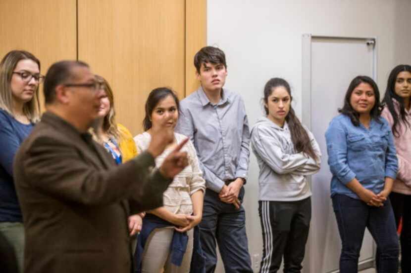 Ricardo Hernández, uno de los maestros del curso de preparación para la ciudadanía para...