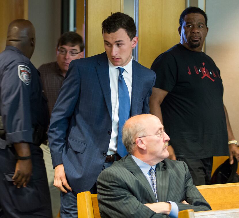 David Wells (right) looks on as Johnny Manziel arrives in the courtroom.