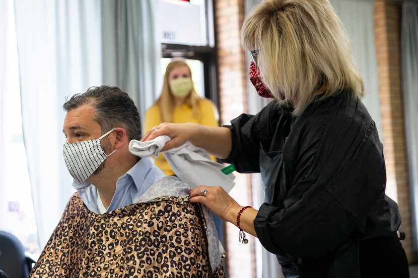 El senador Ted Cruz se cortó el pelo el viernes en Dallas en la peluquería propiedad de...