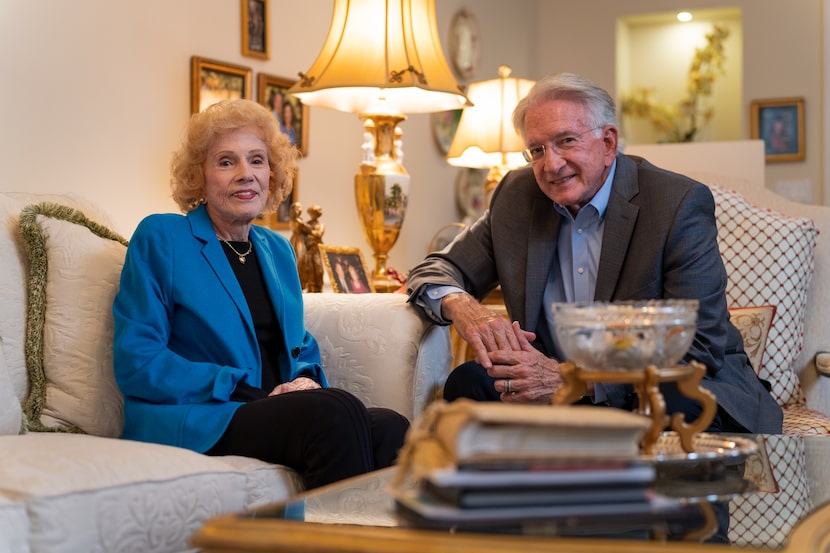 Residents of Edgemere Senior Living sitting on couches