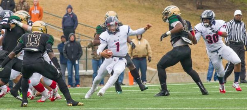 
0027 Allen quarterback Kyler Murray (1) slips between DeSoto defenders Damon Weaver (13)...