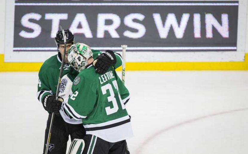 Dallas Stars left wing Jamie Benn (14) celebrates with goalie Kari Lehtonen (32) after a 7-1...