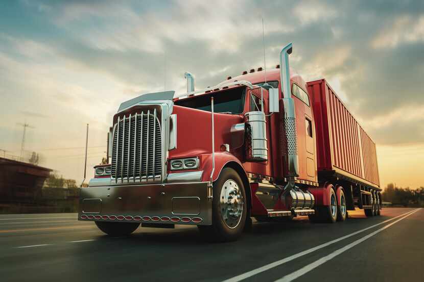 Un camionero en Texas puede ganar hasta $20,000 a la semana, dice una compañía de transporte...
