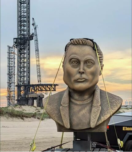 Una enorme escultura de Elon Musk ha sido vista a lo largo de Texas en días recientes.