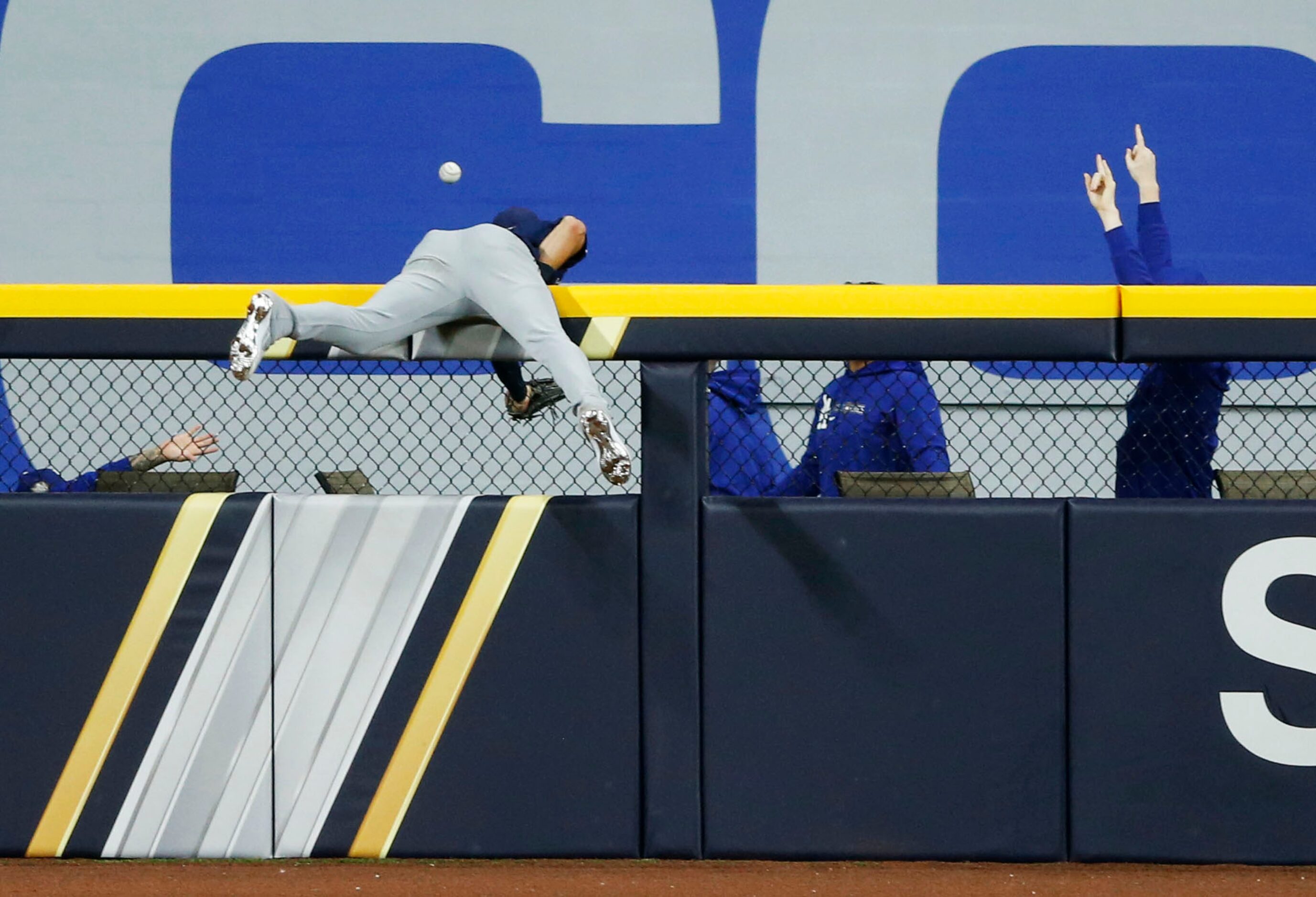 Los Angeles Dodgers bullpen cheer as Tampa Bay Rays center fielder Kevin Kiermaier (39)...