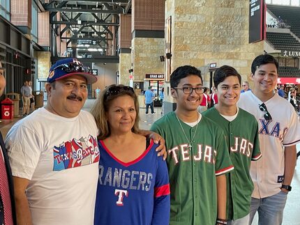 La familia Vega estuvo presente en el Globe Life Field para presenciar el partido entre los...