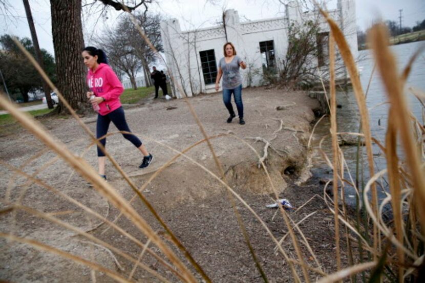 Atziry Mireles (izquierda) y su tía Yadhira Garcia buscan a Weltzin Garcia Mireles, de 26...