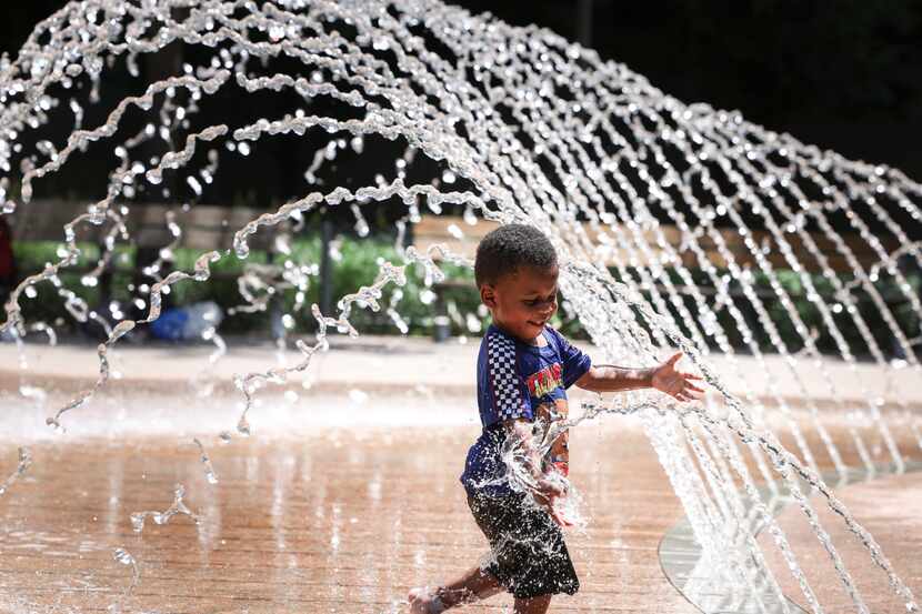 Victor Sasser III, de 3 años, corre al agua en el Civic Garden. Con temperaturas sobre los...
