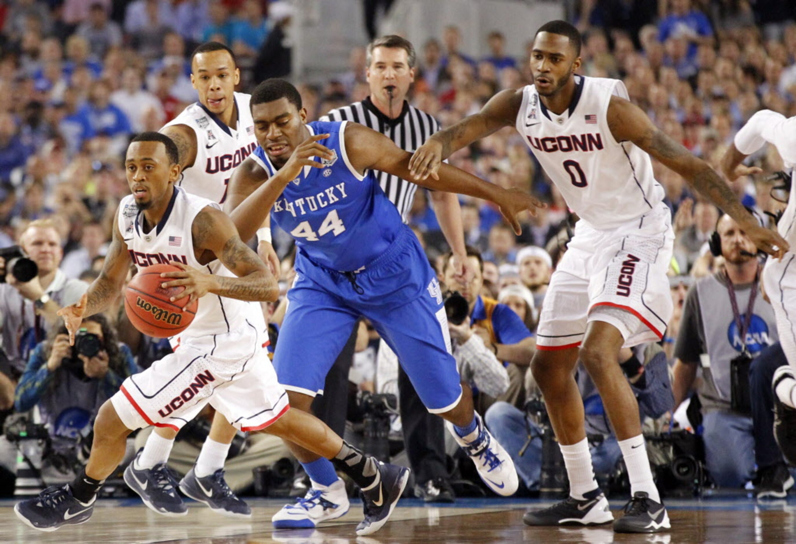 Connecticut Huskies guard Ryan Boatright (11) steals the ball from Kentucky Wildcats center...