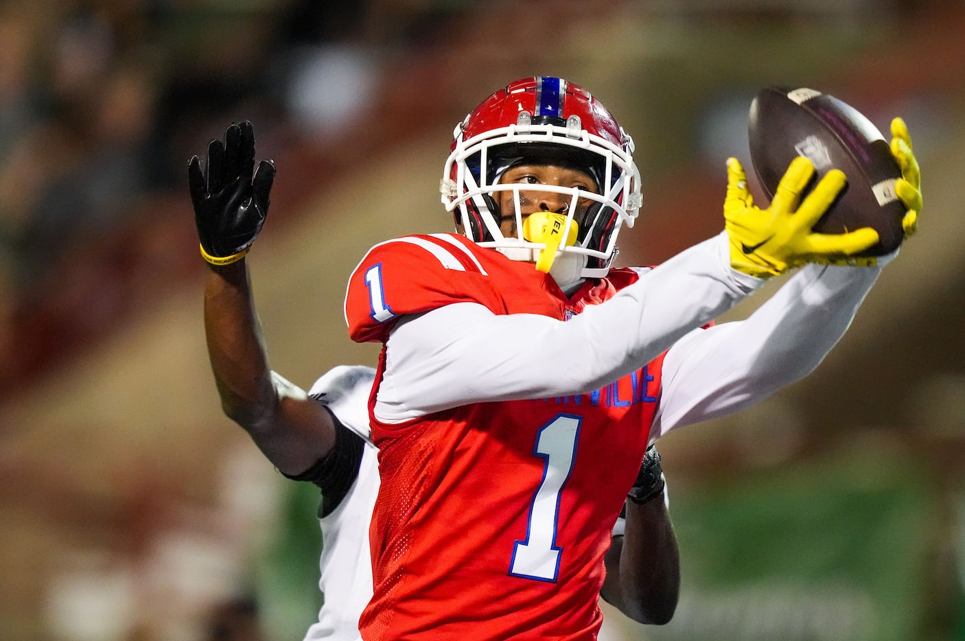 Duncanville wide receiver Dakorien Moore (1) catches a 28 yard touchdown pass as...