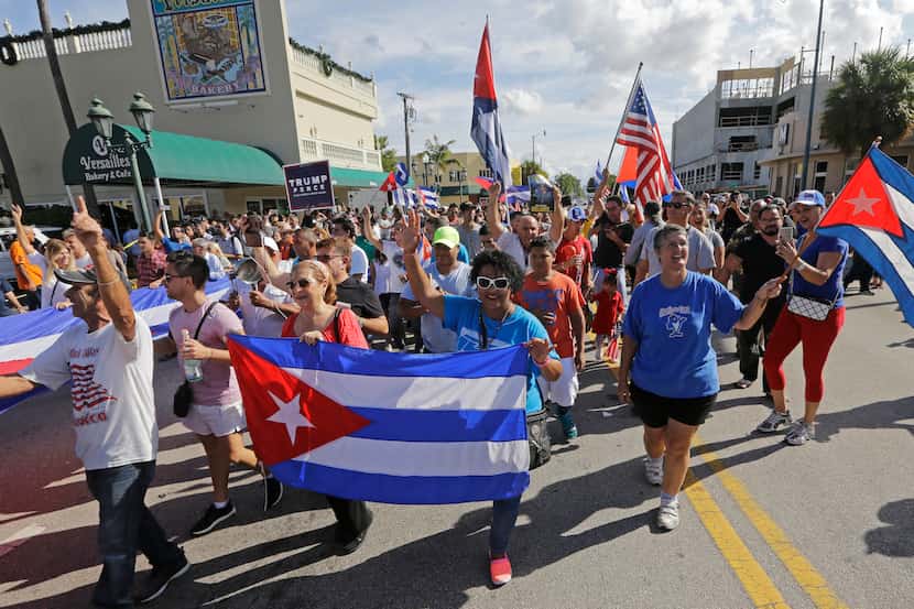 Cientos de personas de la comunidad cubano americana de Miami demostraron su alegría por la...