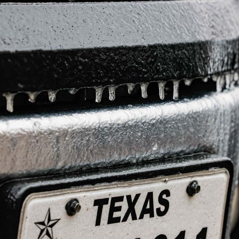 Lluvia congelada sobre la placa de un vehículo en Dallas el 23 de febrero de 2022.