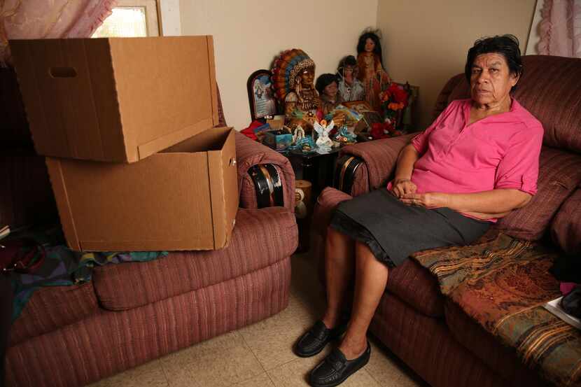 Yolanda González en su casa de renta de HMK que tiene dejar. Su esposo firmó contrato de...