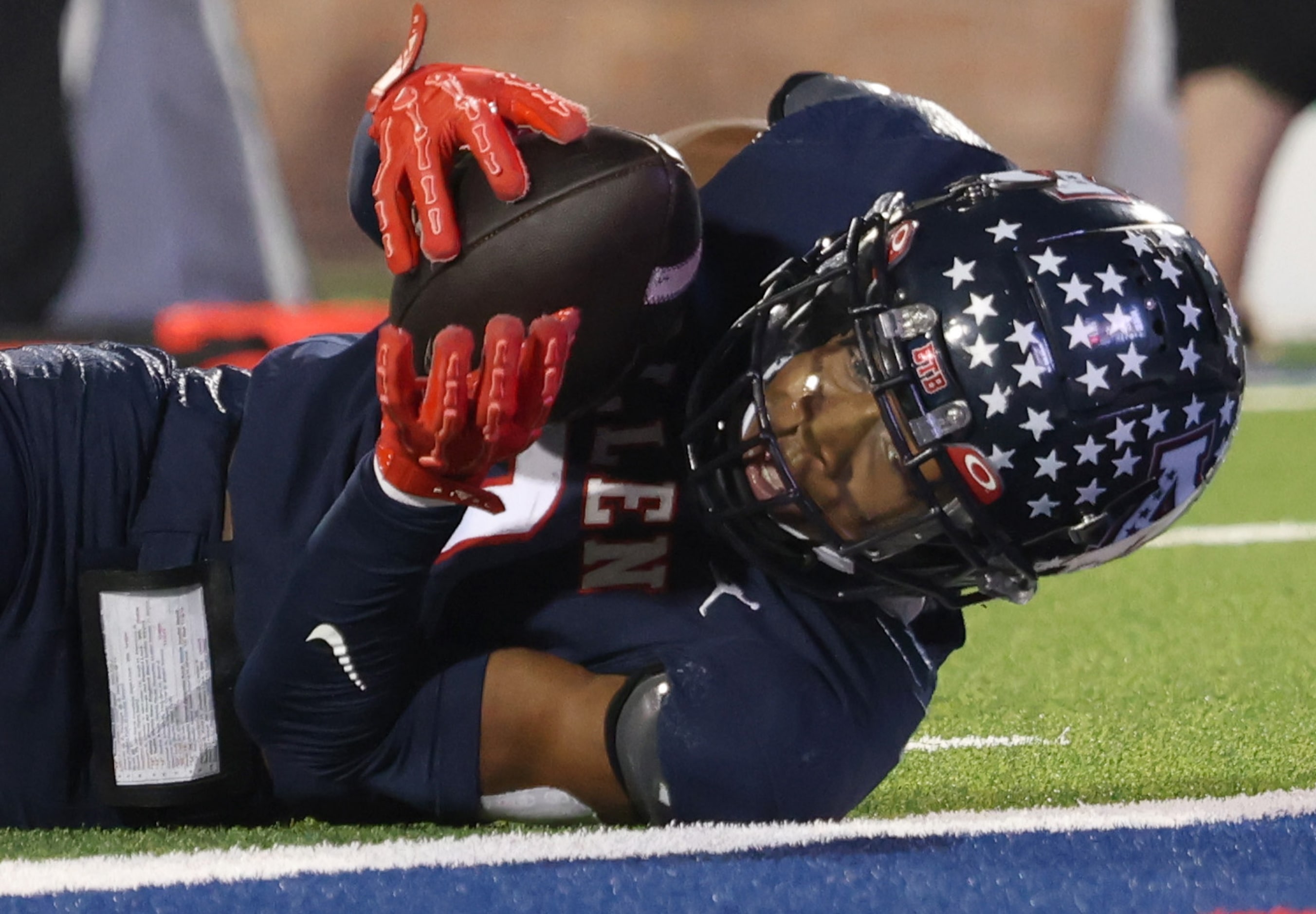 Allen receiver Donnell Gee (0) scores a receiving touchdown during second quarter action...