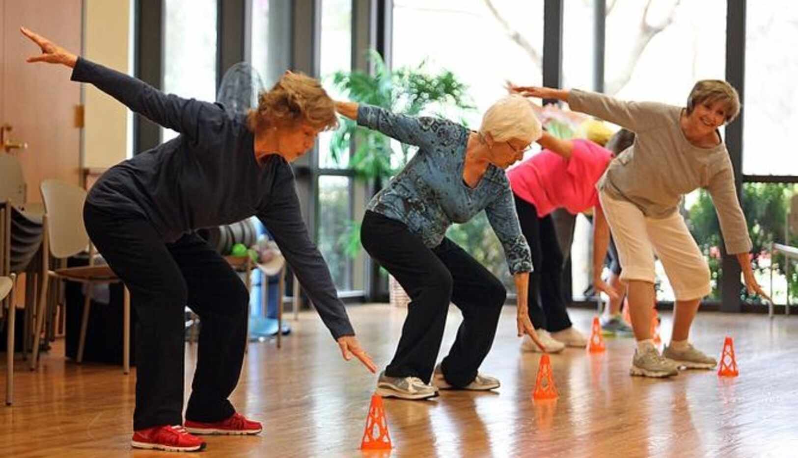 Marianne Griffin (izq.) participa en una sesión de ejercicios en el Centro para Adultos...