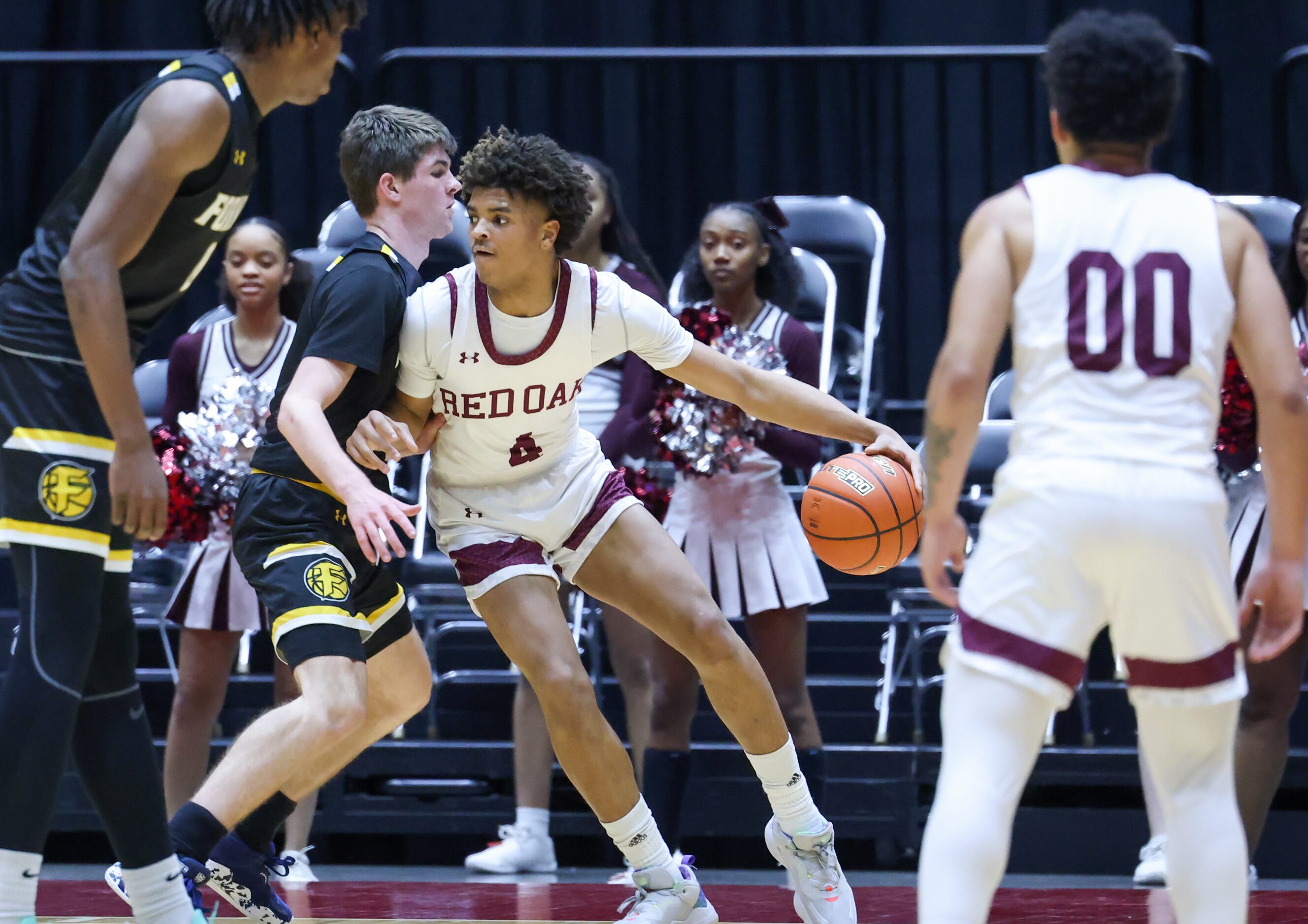 Red Oak junior guard Perico Smith (4) pushes against Forney senior guard Ayden McDonald (5,...