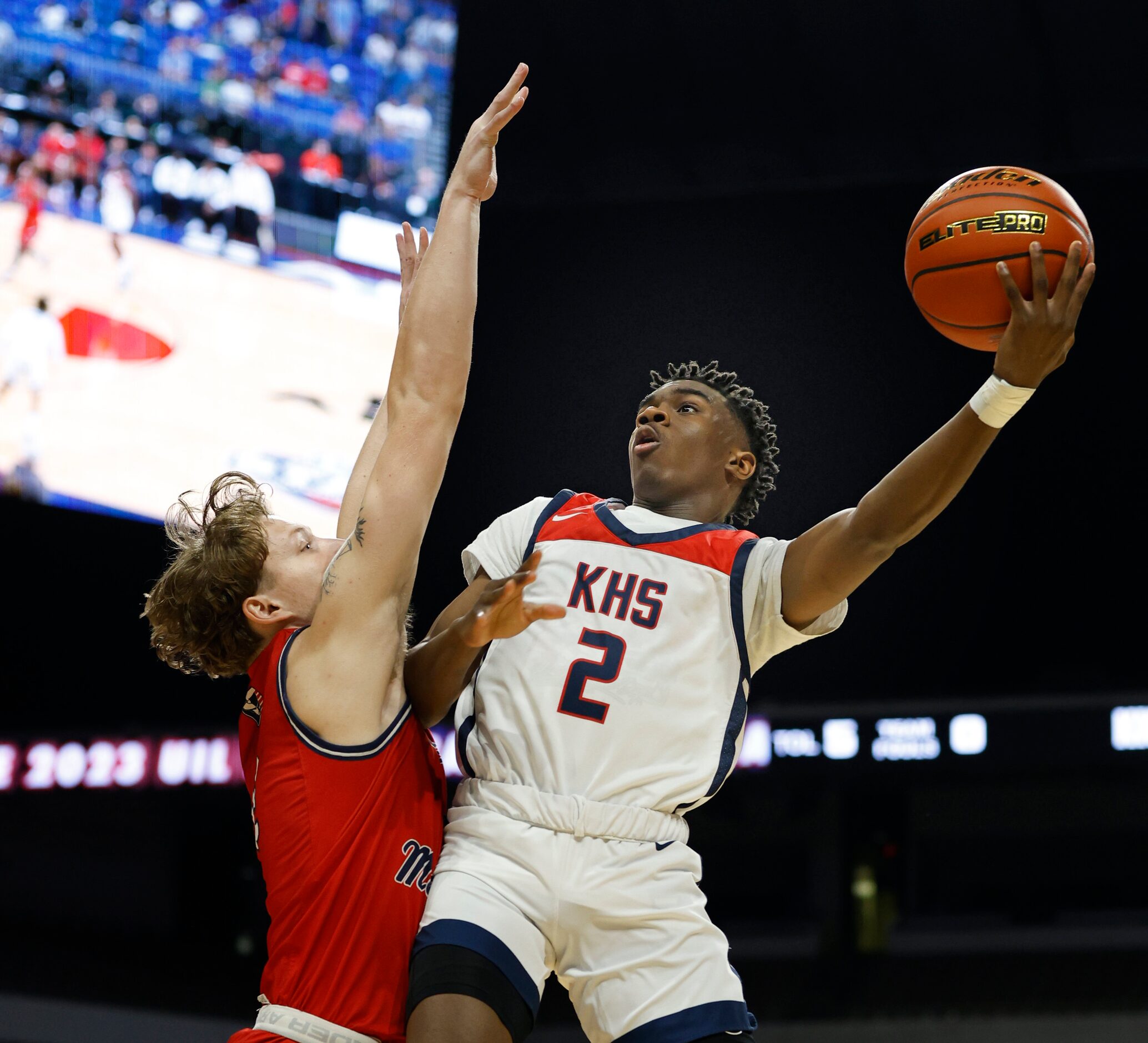 Dallas Kimball T’Johnn Brown (2) drives for two first half. San Antonio Veterans Memorial...