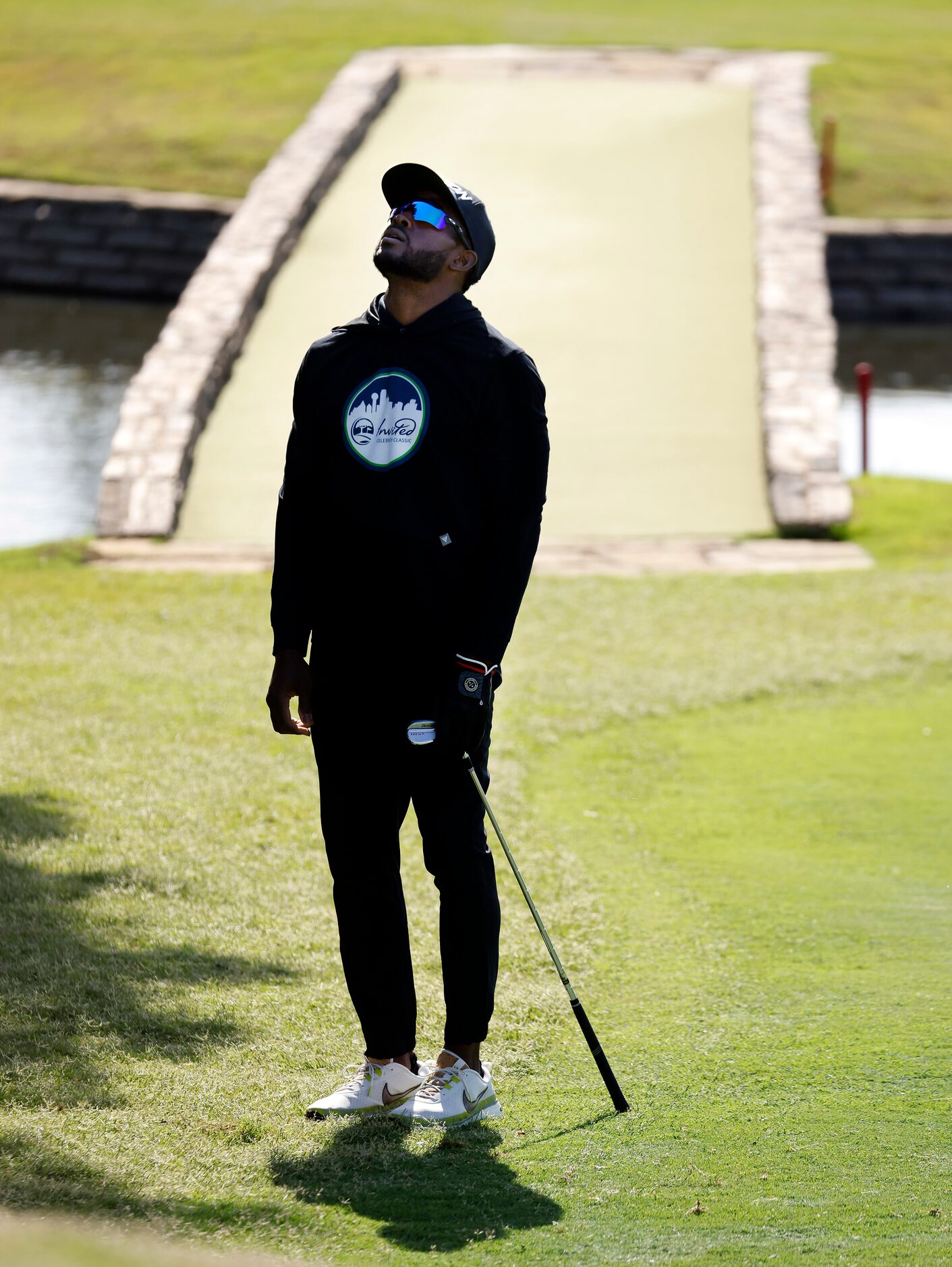 Former USC and NFL football player Reggie Bush reacts to his chip shot on No. 8 during the...