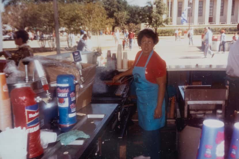 Denise Garza de la Cruz, en los 90, en uno de los puestos que la familia opera en la Feria.