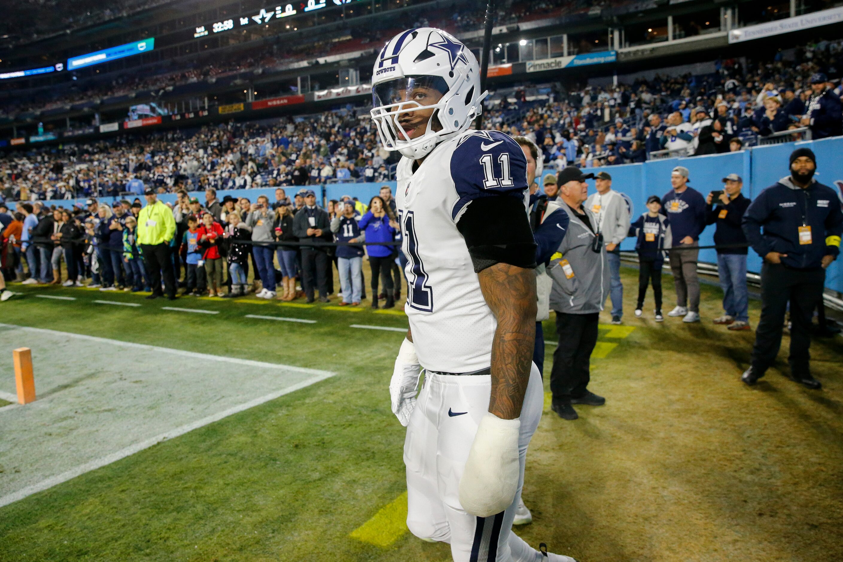 Dallas Cowboys linebacker Micah Parsons (11) warms up with a fully wrapped left hand after...