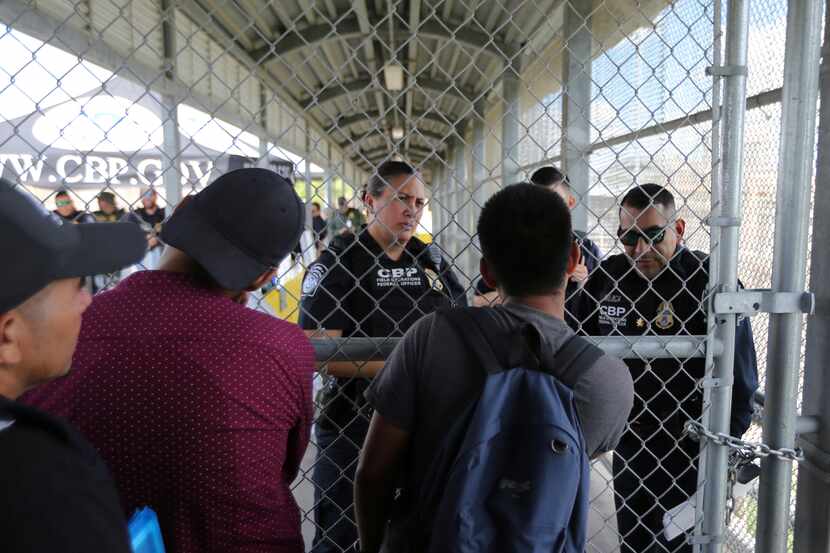 Agentes de CBP vigilan el ingreso de inmigrantes por el Gateway International Bridge entre...