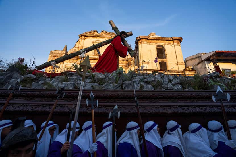 Guatemala: Penitentes conocidos como Cucuruchos durante la procesión del Viernes Santo en la...