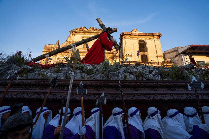 Guatemala: Penitentes conocidos como Cucuruchos durante la procesión del Viernes Santo en la...