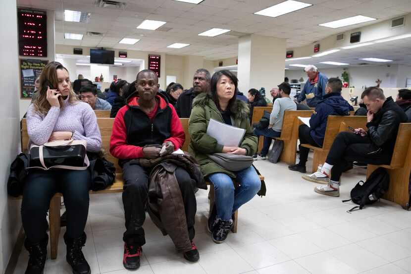 Personas aguardan su turno en una oficina del Departamento de Transporte, el lunes 16 de...