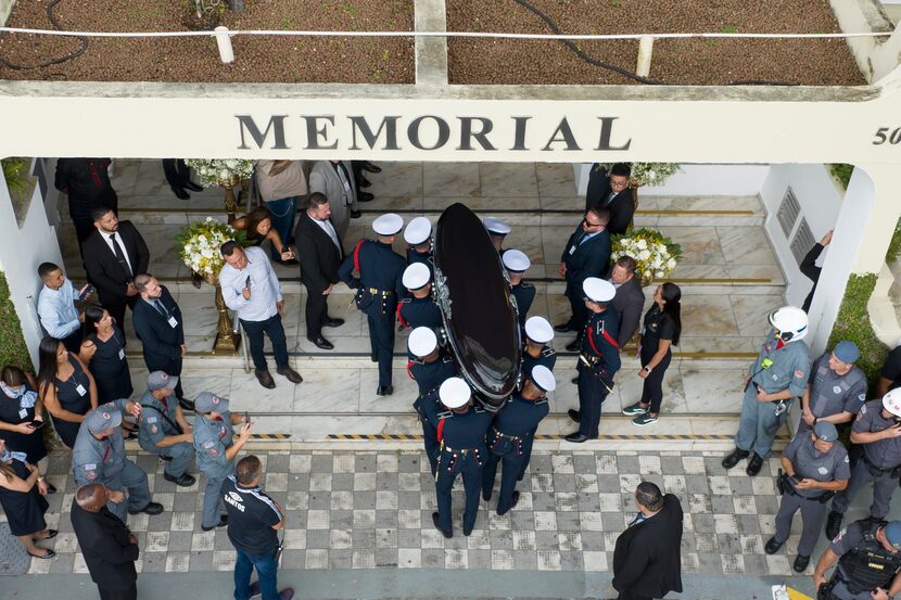 El féretro de Pelé es llevado al Cementerio Necropole Ecuménica en Santos, Brasil, el martes...